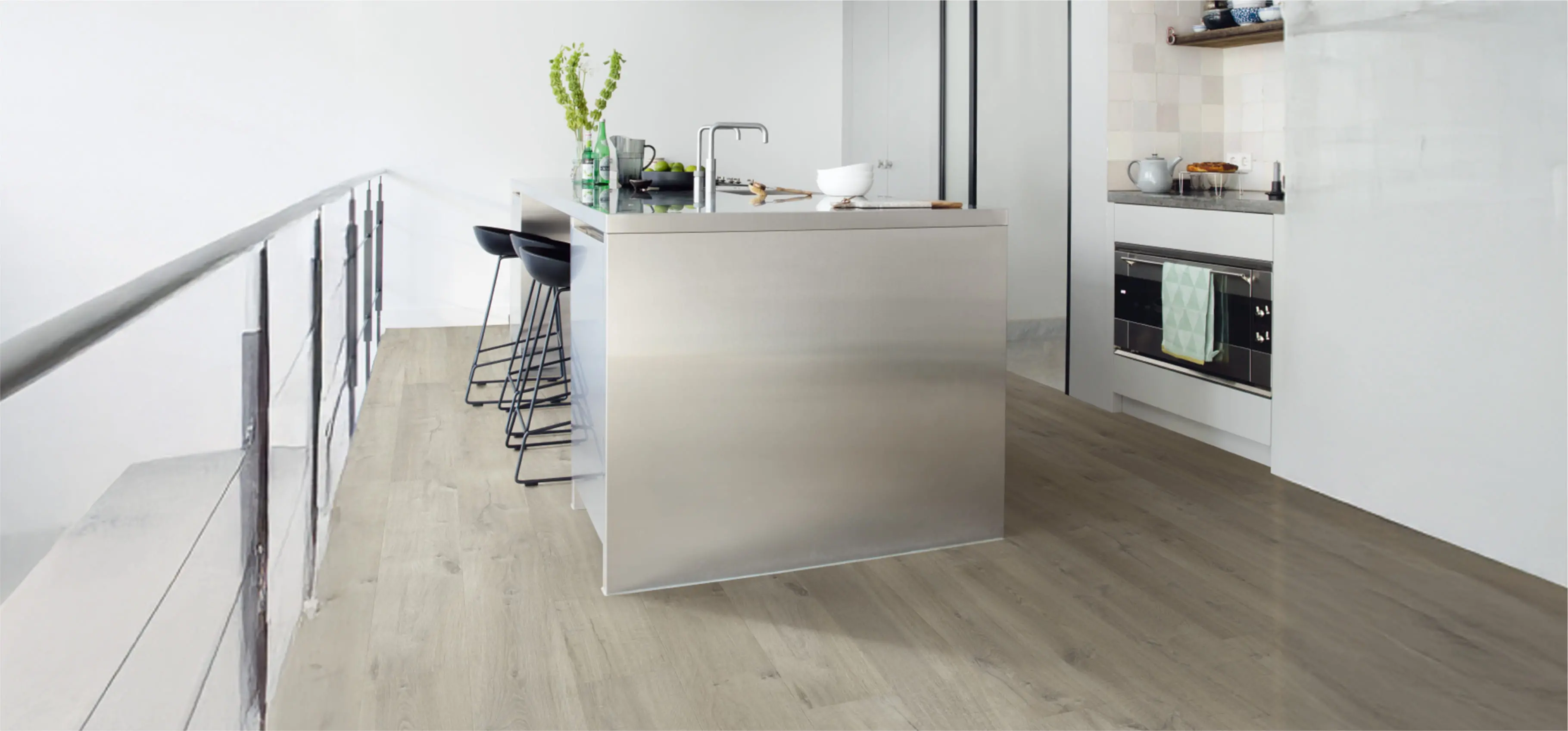 ステンレス製のアイランドキッチンが主役の、洗練されたモダンな室内空間