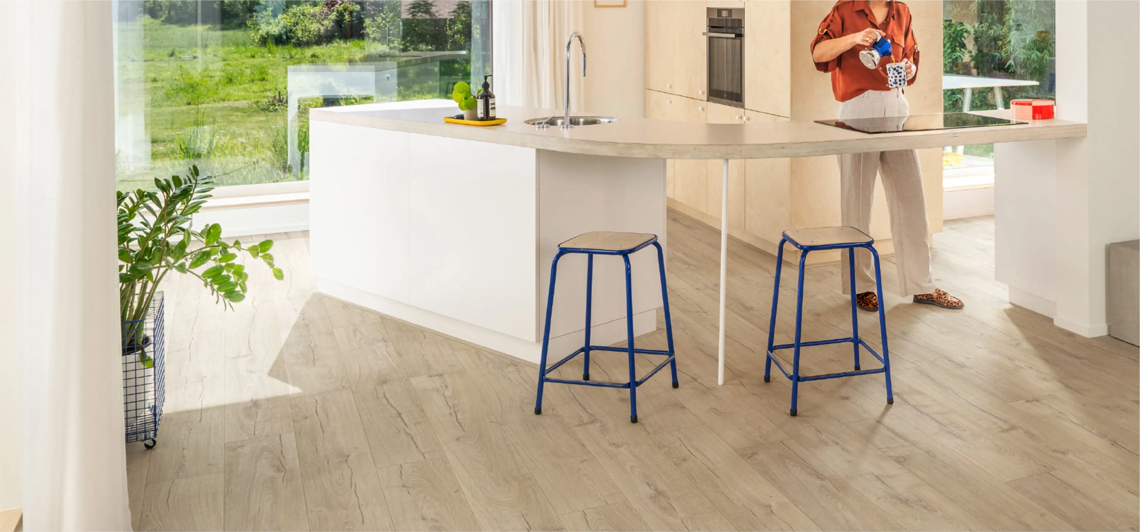 大きな窓から自然光が差し込む、明るく開放的なキッチン空間