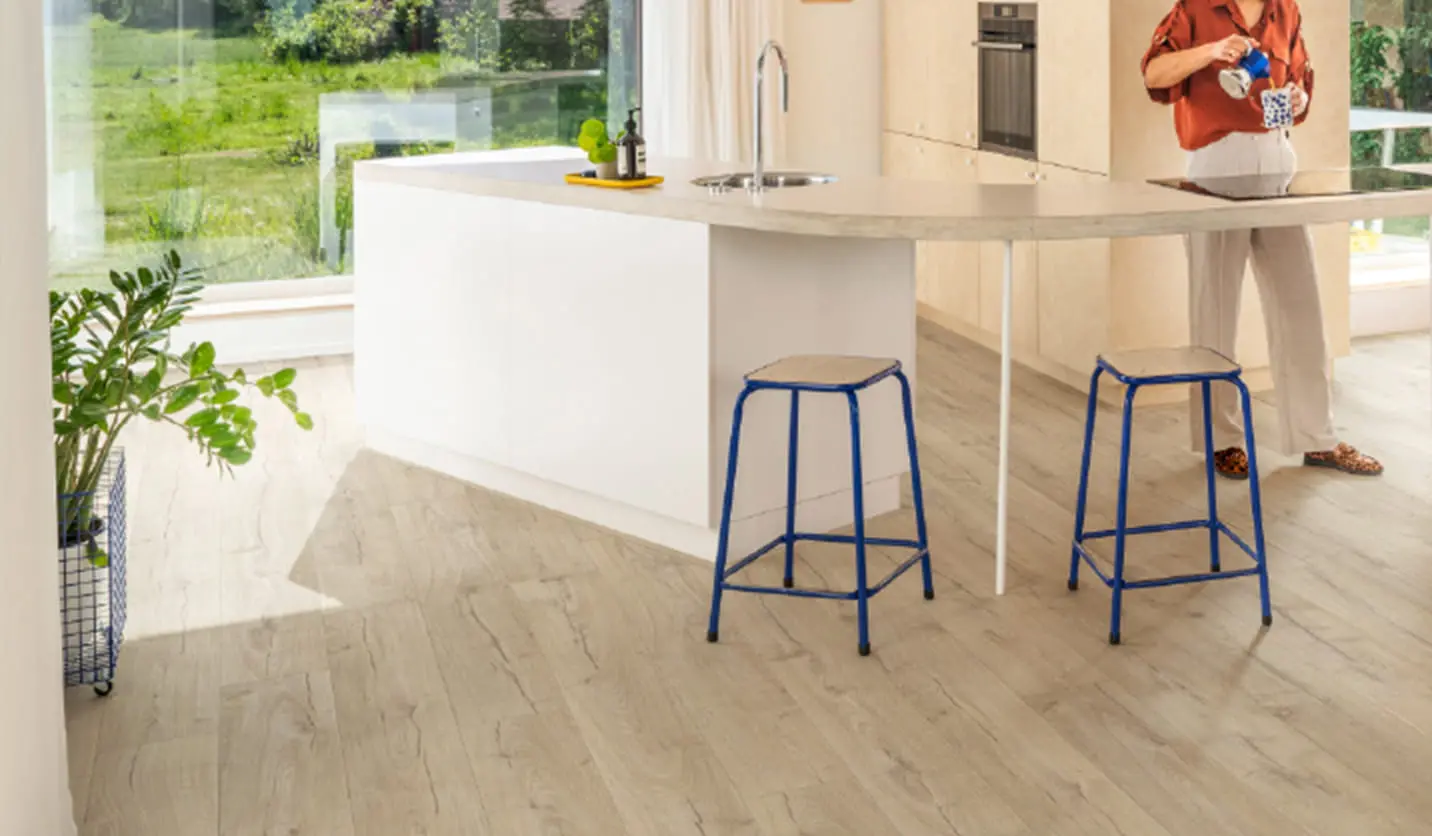 大きな窓から自然光が差し込む、明るく開放的なキッチン空間