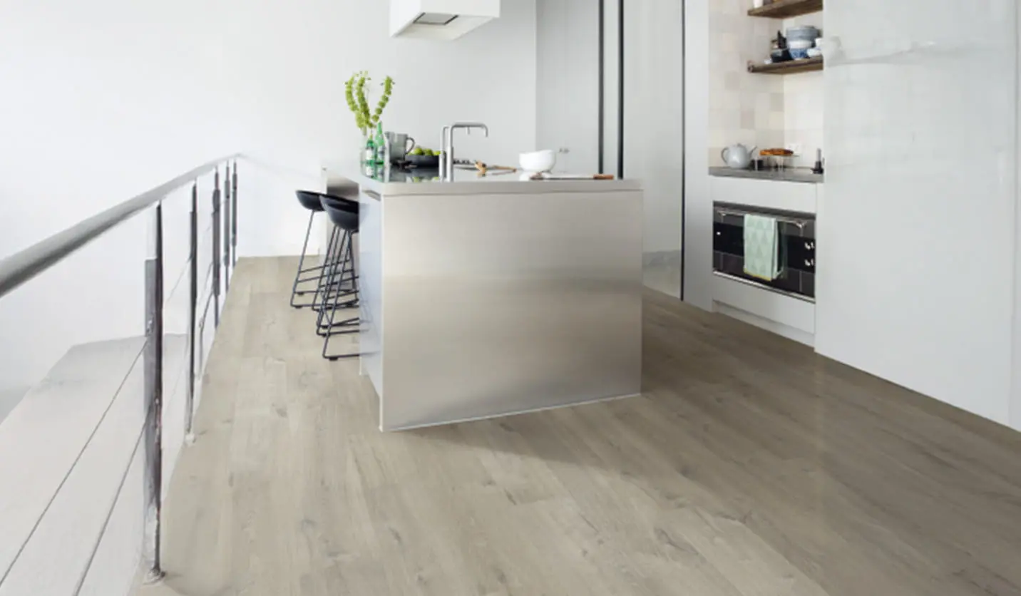 ステンレス製のアイランドキッチンが主役の、洗練されたモダンな室内空間