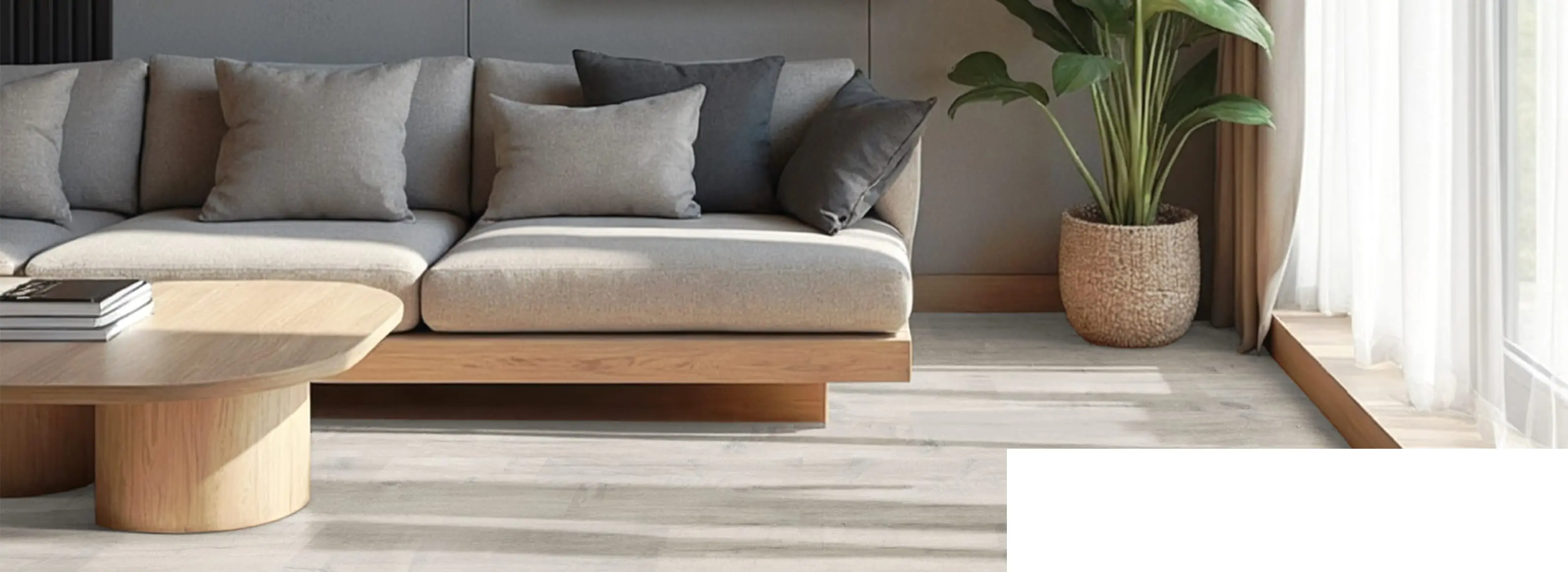 上品なベージュのソファと金属脚のスツールが置かれた、落ち着いた雰囲気の高級感あるリビング